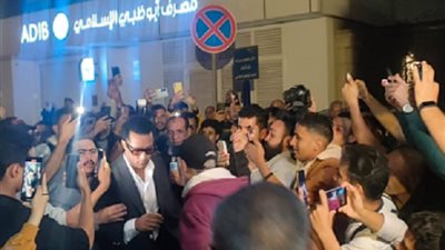 وسط زحام شديد.. بالصور شقيق محمد رحيم يستقبل محمد رمضان بالاحضان