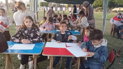 المتطوعين والفنانين يعلمون الأطفال الرسم في حدائق الإسماعيلية
