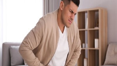 للرجال فقط .. طبيب يحدد أسباب آلام البطن