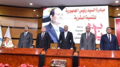 وزير العمل يُسلم عقود عمل لذوي همم ويكرم 