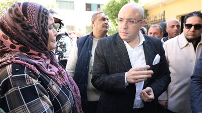 محافظ بني سويف يلتقى المواطنين خلال زيارته للفشن