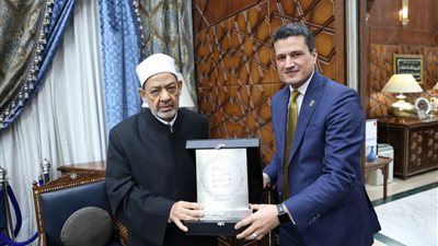 فضيلة الإمام الأكبر يُكرّم مركز الأزهر العالمي للفتوى