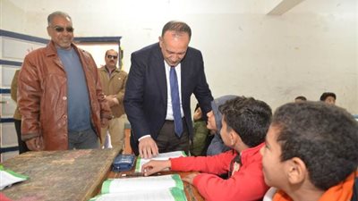 محافظ أسيوط يوجه بإثابة إحدى المعلمات لجهودها مع التلاميذ