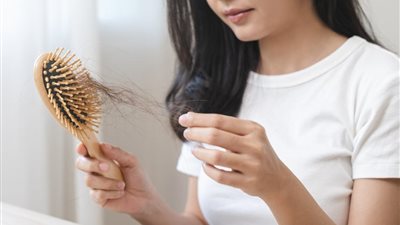 طبيبة: الأمراض الفيروسية قد تسبب تساقط الشعر