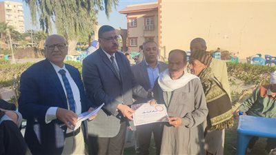 السكرتير المساعد بالفيوم يشهد تكريم عمال النظافة تقديراً لهم