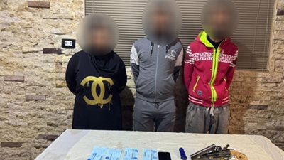 ضبط 3 أشخاص تعدواعلى عاطل وأكرهوه على توقيع إيصالات أمانة
