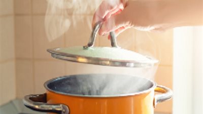 10 حيل للتخلص من رائحة الطهي في المنزل