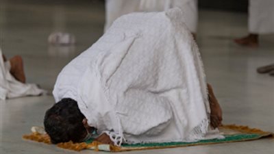 حكم السجود مع وجود حائل بين جبهة المصلي وموضع السجود كالعمامة؟