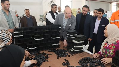 محافظ بني سويف يتفقد مصانع منطقة 
