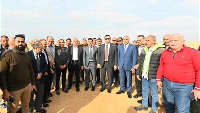 وزير الإسكان يتفقد أعمال الطرق والمرافق بالأراضى المضافةللعبور الجديدة