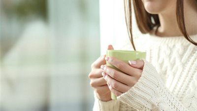 فوائد هائلة في تناول الماء الدافئ بالليمون على معدة فارغة..اعرفها