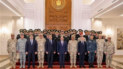 الرئيس يجتمع بقادة القوات المسلحة والأجهزة الأمنية لبحث تطورات الأوضاع الراهنة