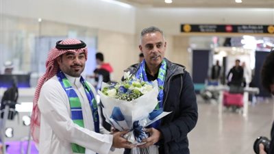 شاهد.. بالورود الفتح السعودي يستقبل جوميز وأحمد مجدي قبل قيادة الفريق