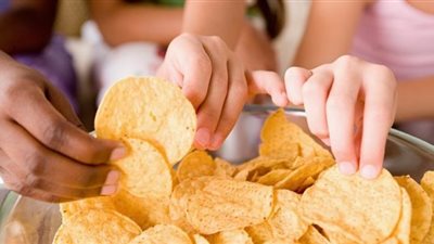 بدلا من شرائه ..طريقة عمل الشبسى فى البيت بخطوات امنه