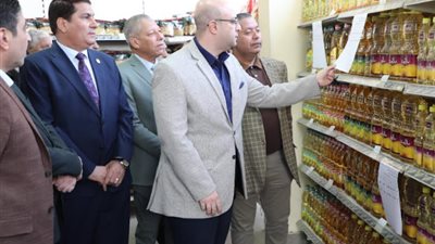 محافظ بني سويف يتفقد توافر السلع الأساسية بأهناسيا