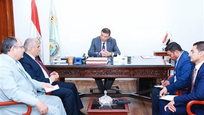 وزير الزراعة يبحث مع مدير 