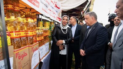 محافظ الإسماعيلية يفتتح سوق اليوم الواحد بمدينة المستقبل