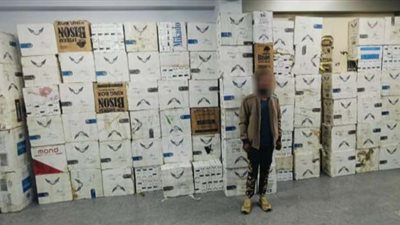 ضبط شخص بـ45 ألف علبة سجائر مجهولة بمطروح