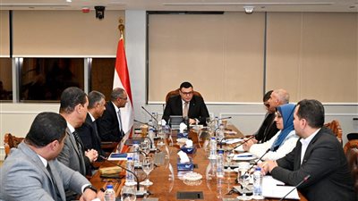وزير الإسكان يتابع سير العمل بالجهاز التنفيذي للمياه