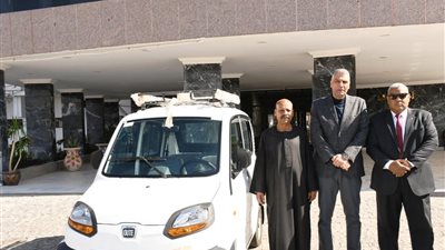محافظ أسوان يتفقد ترخيص أول سيارة خفيفة من تصنيع الانتاج الحربى