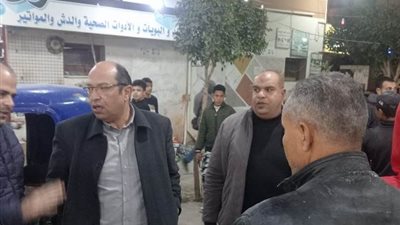 جهاز مدينة بدر يلاحق المخالفين ليلاً ويشن حملة إشغالات مكبرة بالشوارع.. صور