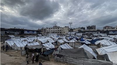 البرد القارس في غزة يقتل رضيعا ويدفع بتوأمه للعناية المركزة