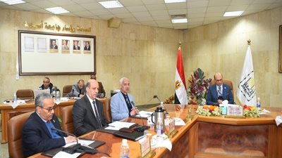 مجلس جامعة أسيوط يعقد اجتماعه الشهري