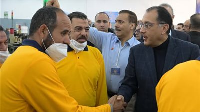 مدبولي يؤكد اهتمام الرئيس بقطاع الغزل والنسيج وتوجيهاته المستمرة بالتطوير والتحديث