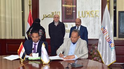 محافظ الأقصريشهد توقيع عقود إيجار المجمعات الصناعية الحرفية بإسنا