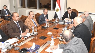 وزير الإسكان يبحث الشكاوى بشأن ضعف المياه ببعض مناطق أسوان