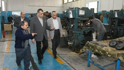 وزير الإنتاج الحربي يتفقد خطوط الإنتاج بشركة هليوبوليس للصناعات الكيماوية