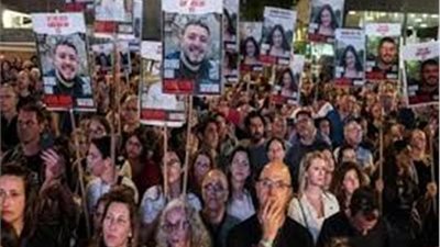 أسر المحتجزين يتظاهرون قرب منزل نتنياهو بالقدس المحتلة