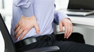 طبيب: ترتبط أسباب آلام الظهر بنمط الحياة والعمل
