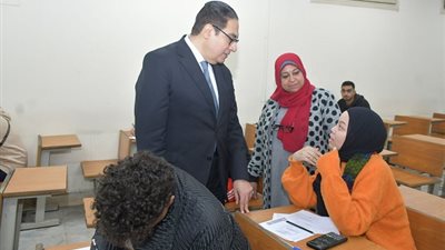 عبدالصادق يتفقد لجان الامتحانات بكليات جامعة القاهرة