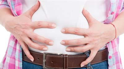 كيف تتخلص من انتفاخ البطن ؟ طبيبة توجه نصائح مهمة