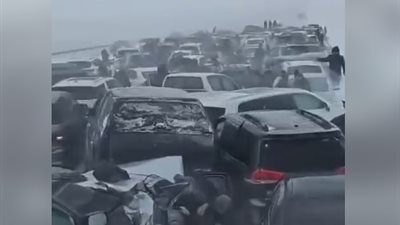 عاصفة ثلجية عنيفة تتسبب في تصادم جماعي على طريق سريع