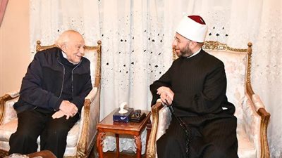 في لفتة إنسانية .. وزير الأوقاف يزور الفنان رشوان توفيق