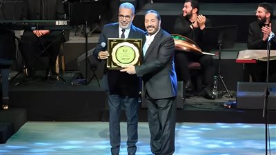 مدحت العدل يهدي درع جمعية المؤلفين لاسم الفنان أحمد الحجار