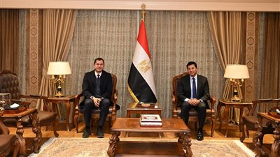 وزير الشباب وصندوق تحيا مصر يناقشان دعم أهالي مدينة الأسمرات