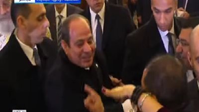 الرئيس يصافح المواطنين بكاتدرائية ميلاد المسيح