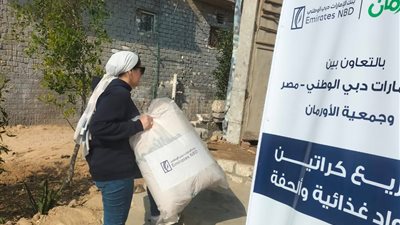توزيع ٣٧٣ كرتونة غذائية و٣٠٠ لحاف بابو المطامير