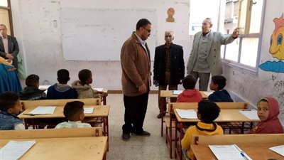 مدير تعليم قوص يتفقد سير امتحانات النقل بمدرسة عباسة