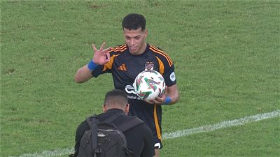 أحمد حسن لـ إمام عاشور بعد هاتريك استاد أبيدجان : 