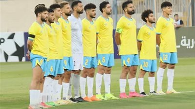 ابو الحسن وابو جريشه وسليمان مع لاعبي الاسماعيلي في التدريب