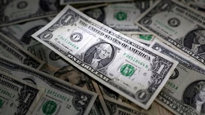 الدولار يقترب من قمة عامين مع تراجع آمال خفض الفائدة