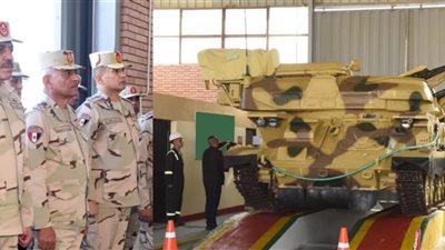 وزير الدفاع يتفقد أحد تشكيلات قوات الدفاع الجوى ويلتقى عدداً من المقاتلين