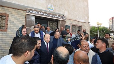 محافظ كفرالشيخ يتفقد المركز التكنولوجي لخدمة المواطنين ببيلا