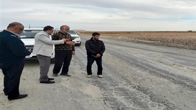 رئيس مركز ومدينة سيوة يتفقد طريق الأوسط استعدادا لبدء الرصف