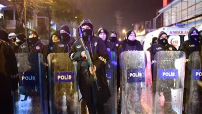 الشرطة التركية تفرق متظاهرين احتجاجا على عزل رؤساء بلديات أكراد