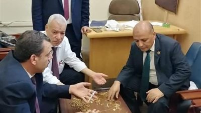 جمارك مطار القاهرة تضبط محاولة تهريب كمية من المشغولات الذهبية